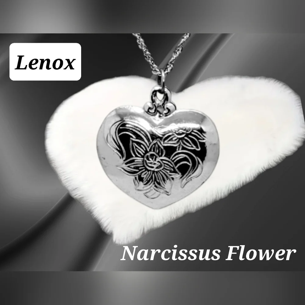 Lenox ~ Narcissus Flower Pendant Necklace Daisy is December's Flower. NWOT